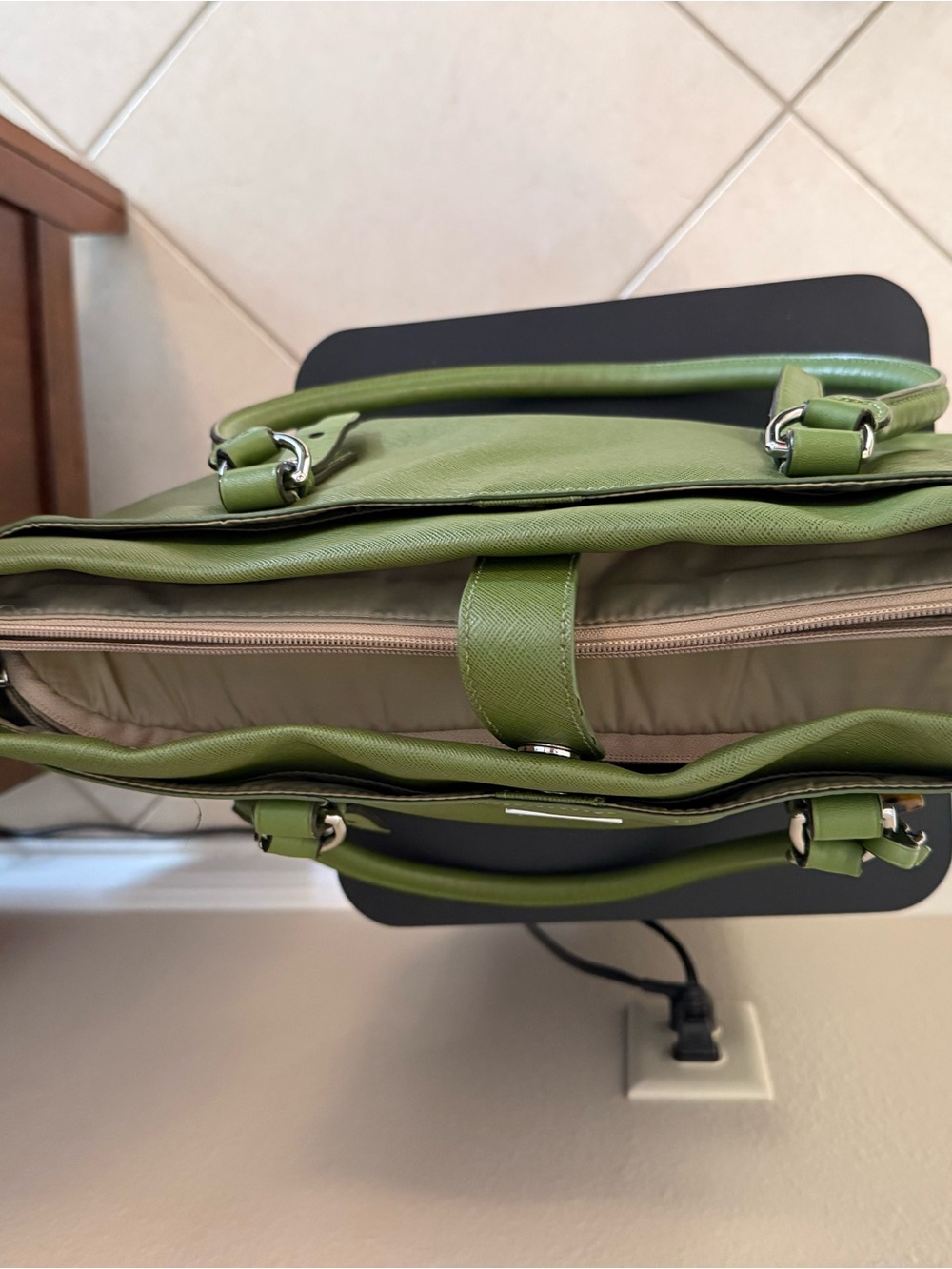 Tumi Green Tote with Tortoiseshell Tag, lots of pockets and laptop holder - Picture 3 of 13